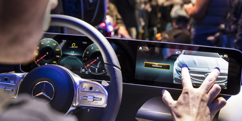¿Qué consecuencias tiene el aumento del número y del tamaño de las pantallas en los coches?